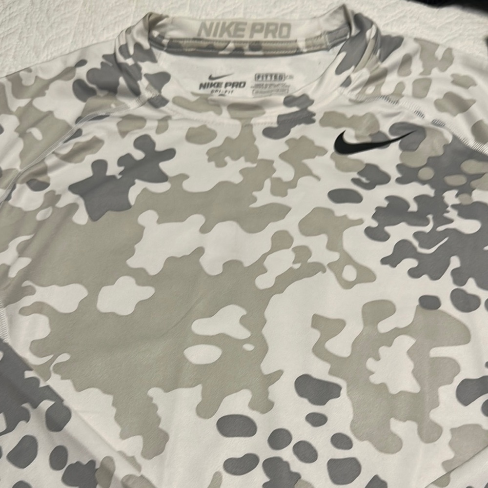 Nike Pro Men's Gray Camo Fitted Shirt. Size Large.